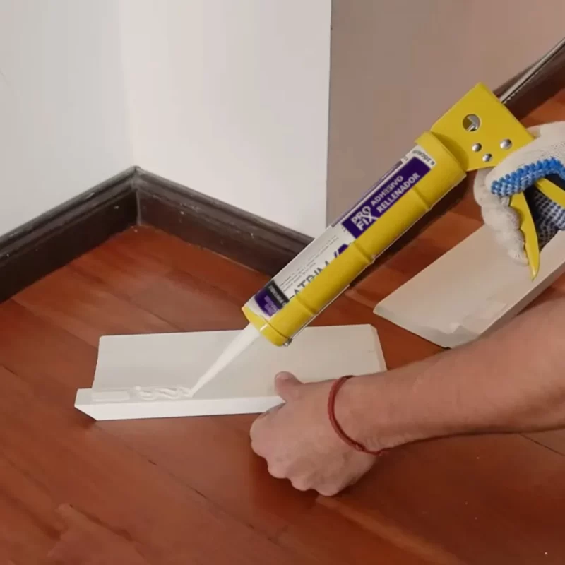 Adhesivo rellenador zocalos